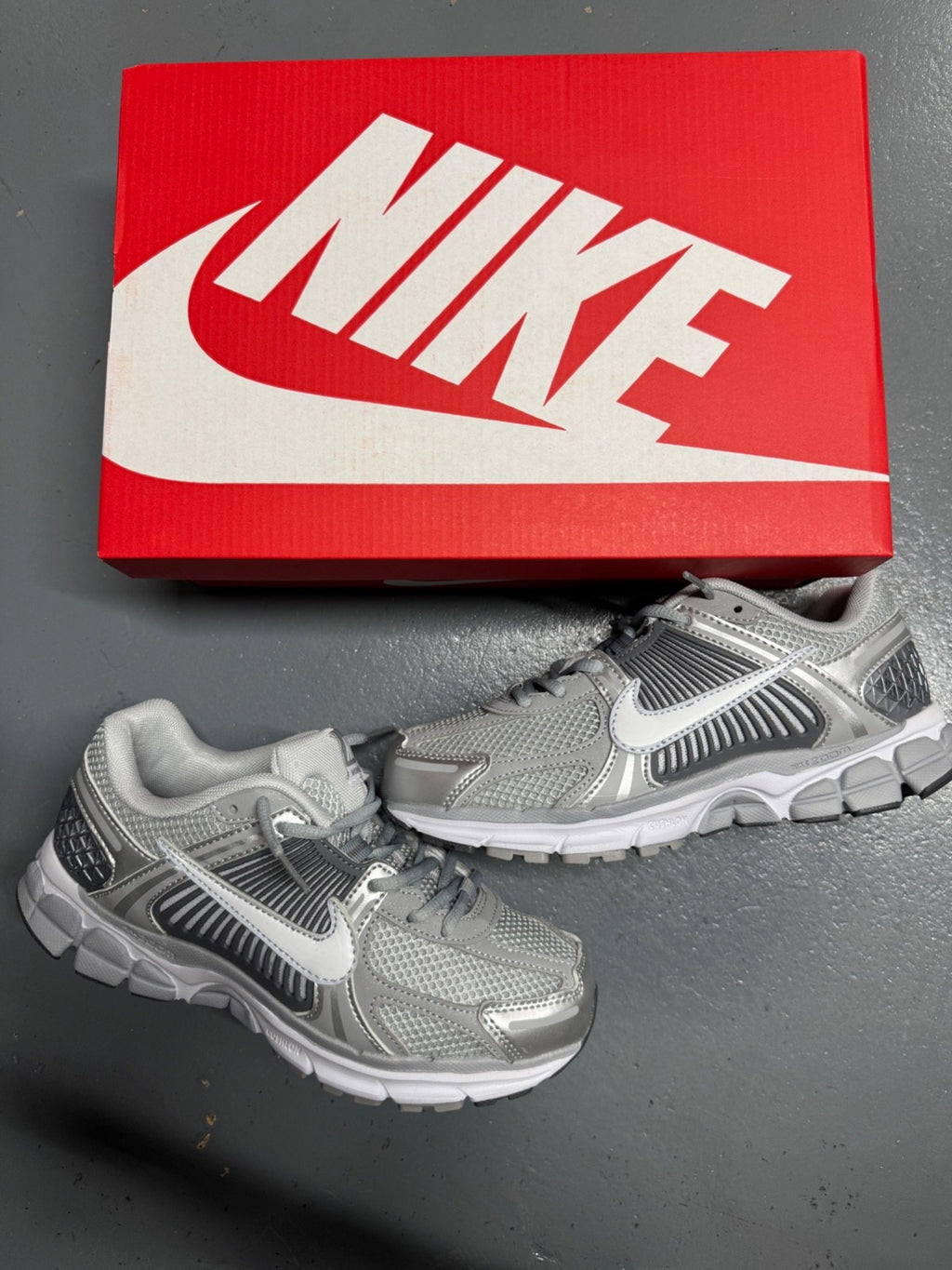 Nike Zoom Vomero 5 - Silver Grey - Multiple Sizes