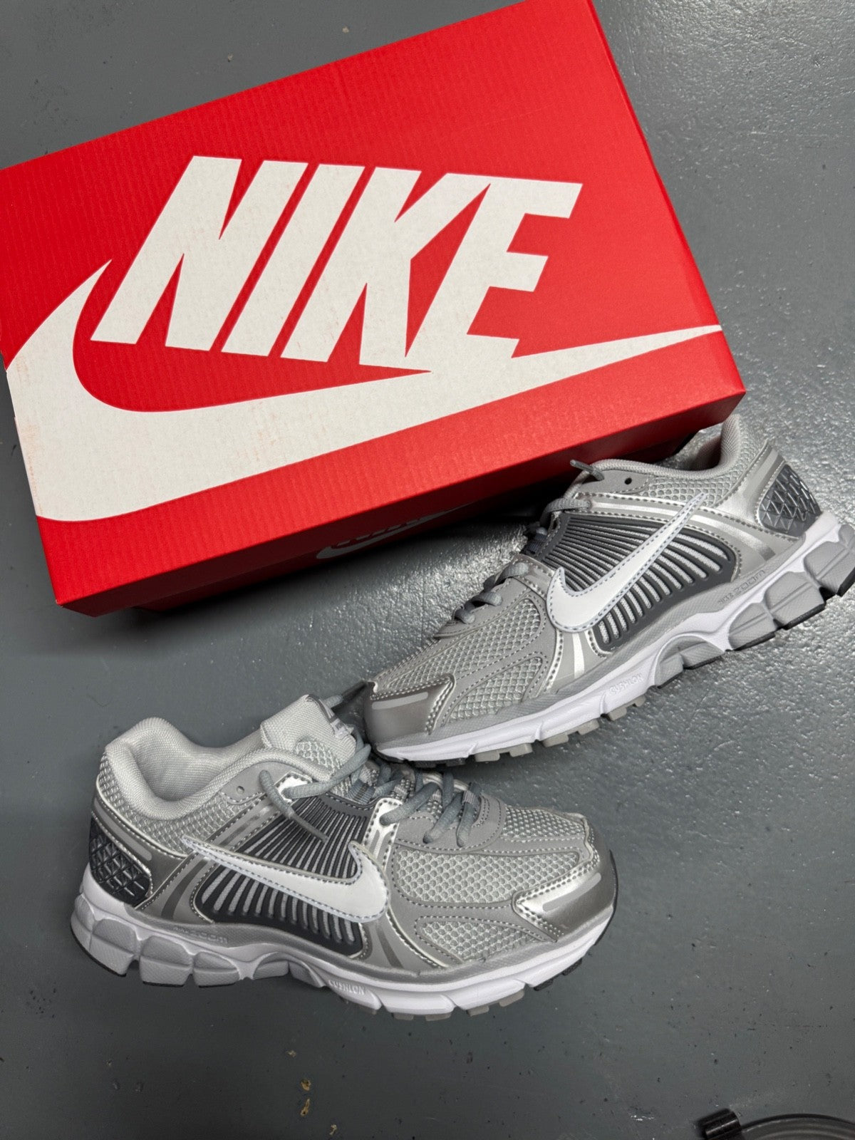 Nike Zoom Vomero 5 - Silver Grey - Multiple Sizes