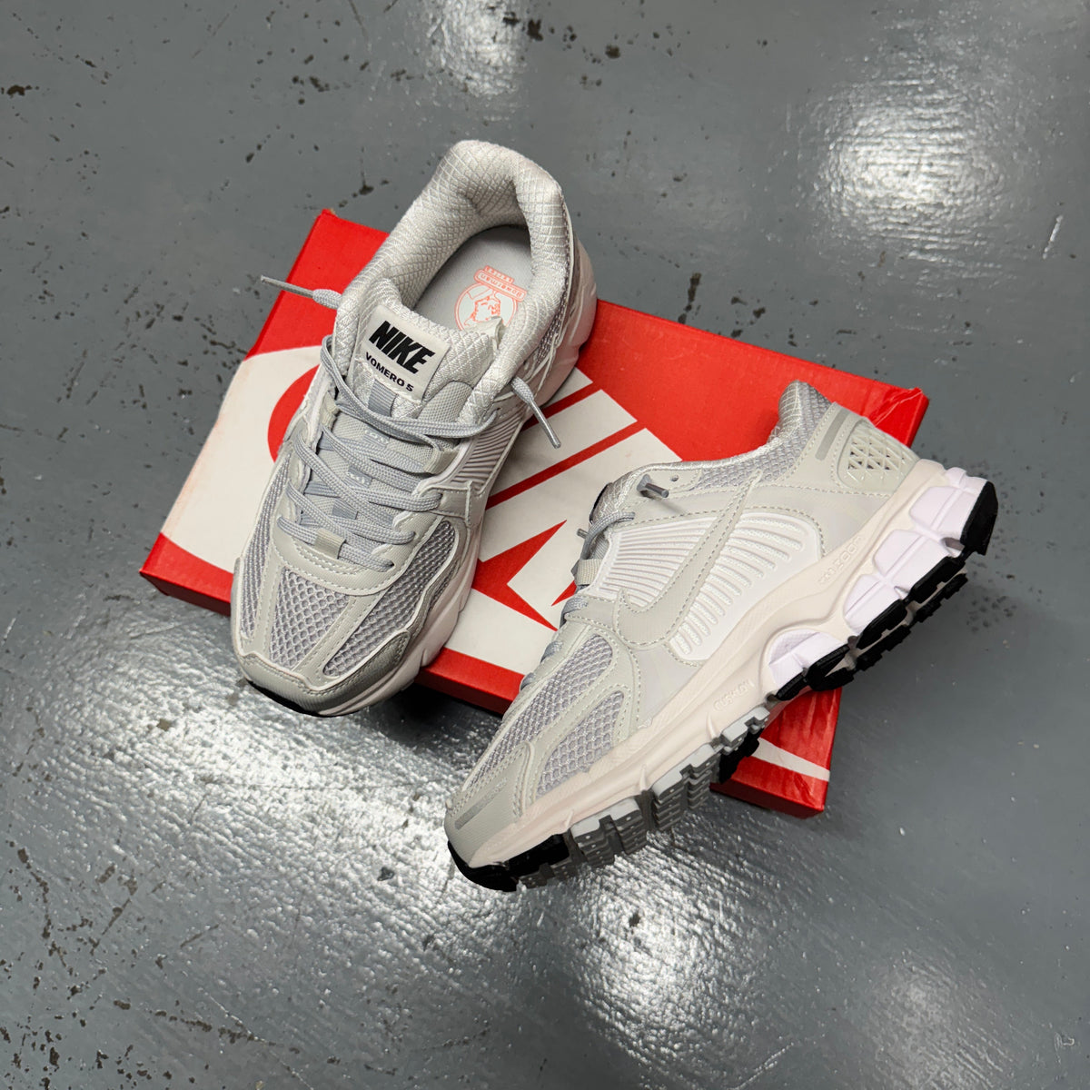 WMNS NIKE ZOOM VOMERO 5 - WHITE/WHITE