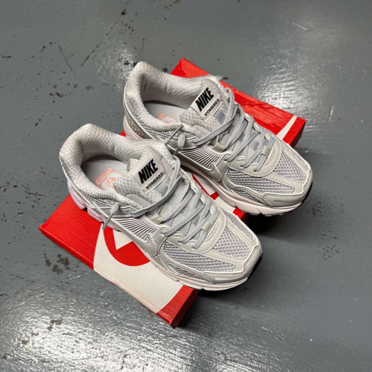 WMNS NIKE ZOOM VOMERO 5 - WHITE/WHITE